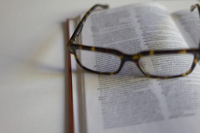 glasses, book, translation digicinco