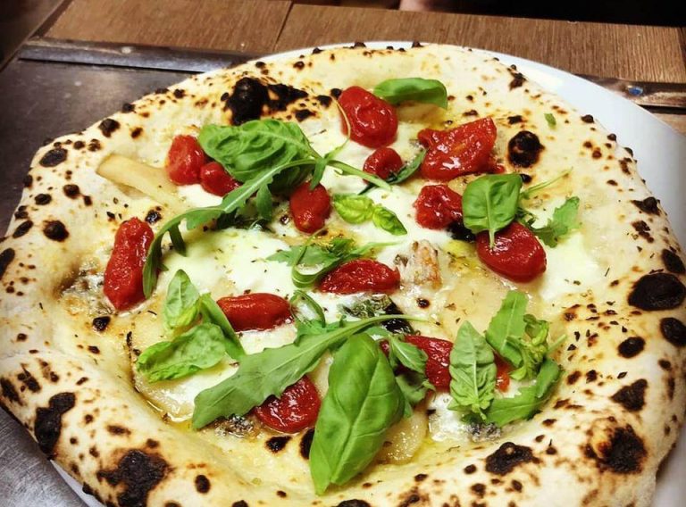 white pizza, napolitana, restaurant valencia